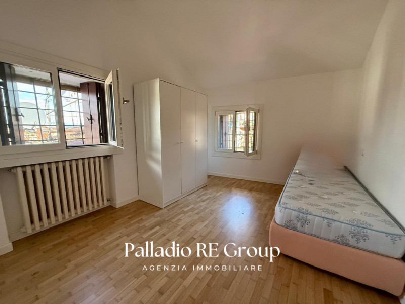 All'interno di un elegante contesto residenziale, in una delle posizioni più prestigiose del Cent...