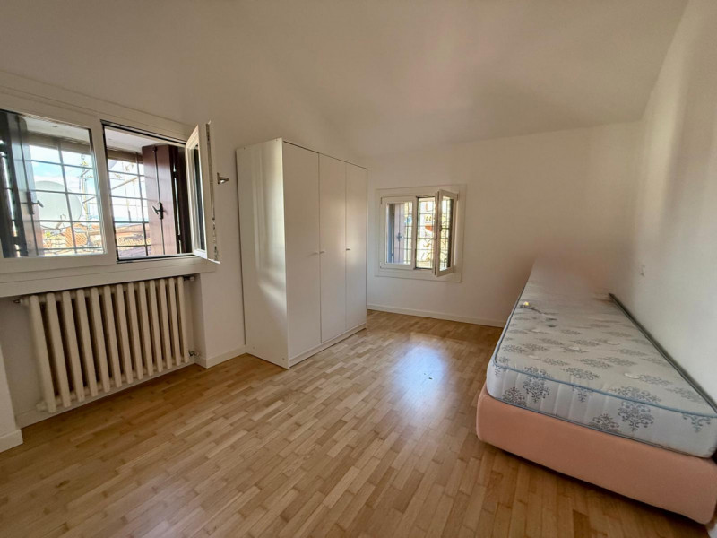 All'interno di un elegante contesto residenziale, in una delle posizioni più prestigiose del Cent...