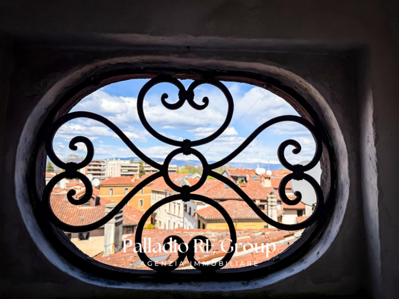 All'interno di un elegante contesto residenziale, in una delle posizioni più prestigiose del Cent...