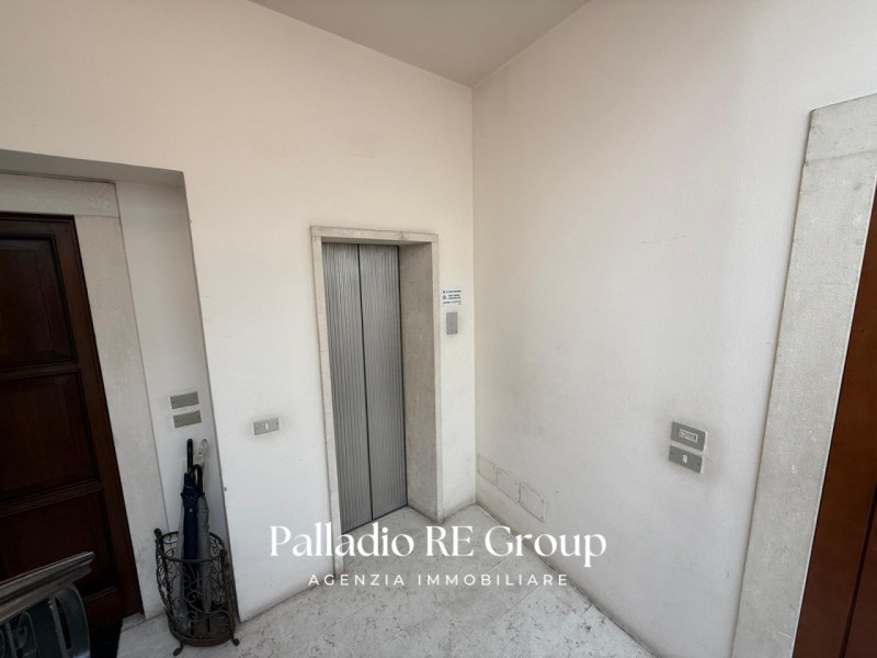 All'interno di un elegante contesto residenziale, in una delle posizioni più prestigiose del Cent...