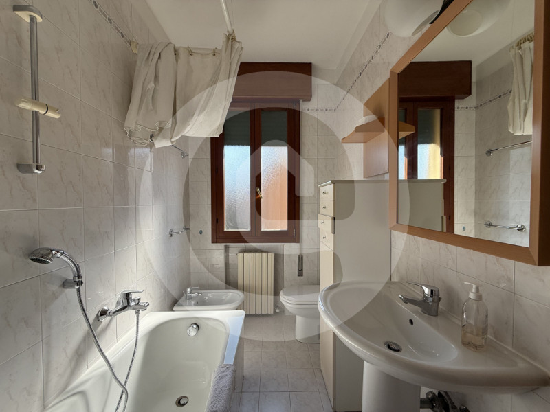 Proponiamo in vendita appartamento trilocale al primo piano di una palazzina situata nel cuore di...