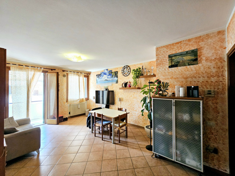 Proponiamo appartamento per investimento a Este, località Deserto, locato al canone annuo di euro...