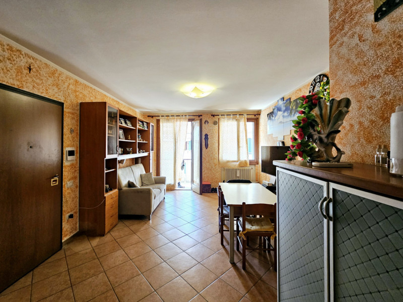 Proponiamo appartamento per investimento a Este, località Deserto, locato al canone annuo di euro...