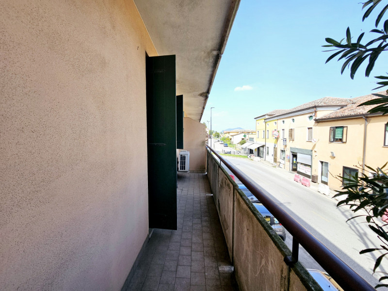 Proponiamo appartamento per investimento a Este, località Deserto, locato al canone annuo di euro...