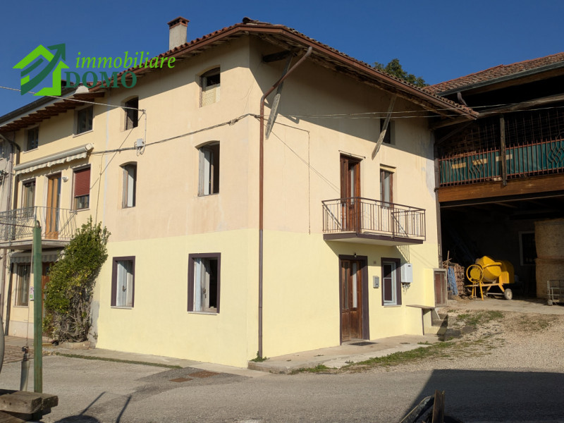 TRISSINO, VIA GRUMO 65 - a 5km dal centro di Trissino, sulle colline ad est in una contrada immer...