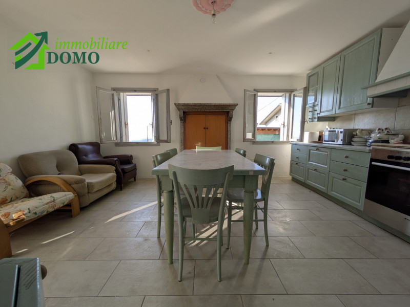 TRISSINO, VIA GRUMO 65 - a 5km dal centro di Trissino, sulle colline ad est in una contrada immer...