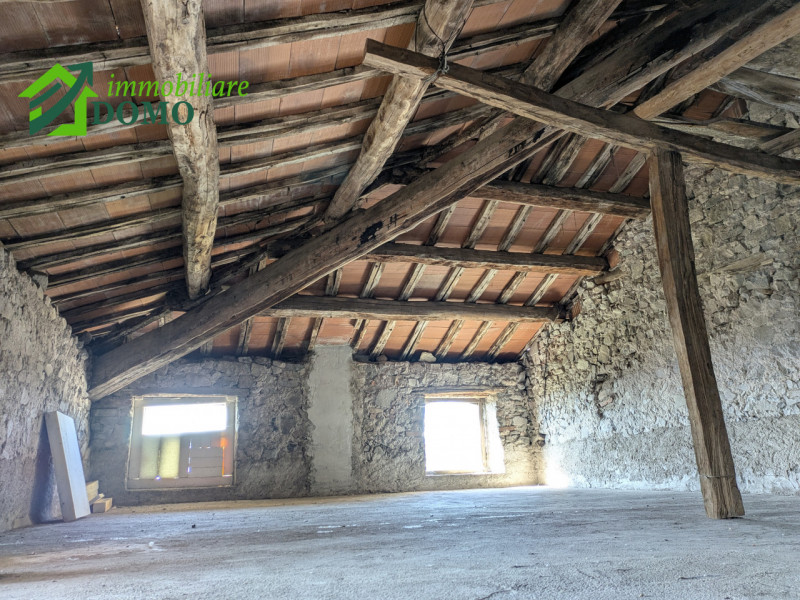 TRISSINO, VIA GRUMO 65 - a 5km dal centro di Trissino, sulle colline ad est in una contrada immer...