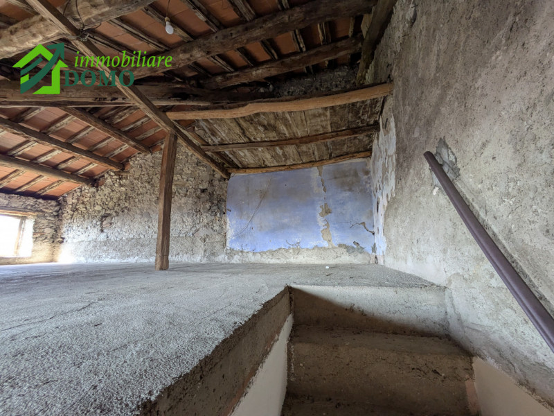 TRISSINO, VIA GRUMO 65 - a 5km dal centro di Trissino, sulle colline ad est in una contrada immer...