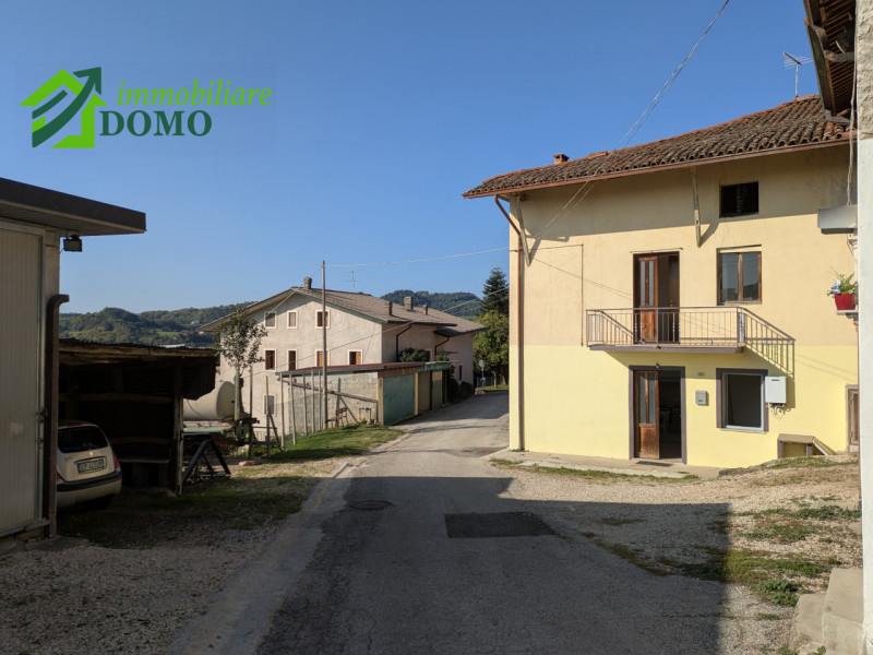 TRISSINO, VIA GRUMO 65 - a 5km dal centro di Trissino, sulle colline ad est in una contrada immer...