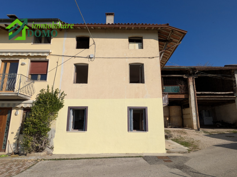 TRISSINO, VIA GRUMO 65 - a 5km dal centro di Trissino, sulle colline ad est in una contrada immer...