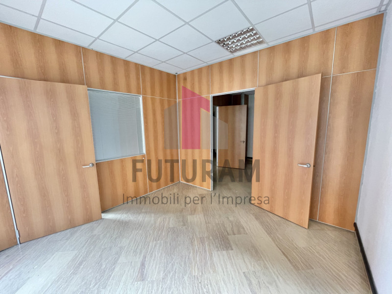 VICENZA - 40FIL - PER INFO 0444/310220

Proponiamo in vendita un ufficio spazioso di 90 mq al pia...