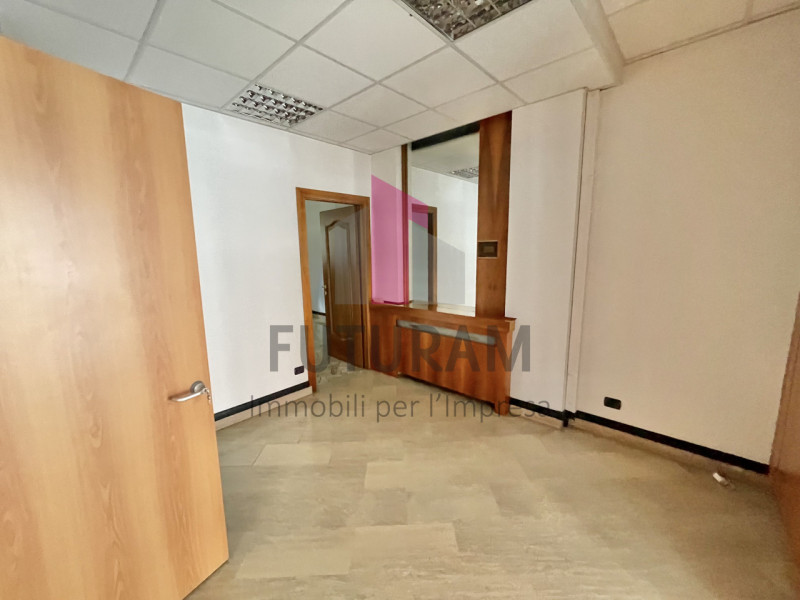 VICENZA - 40FIL - PER INFO 0444/310220

Proponiamo in vendita un ufficio spazioso di 90 mq al pia...