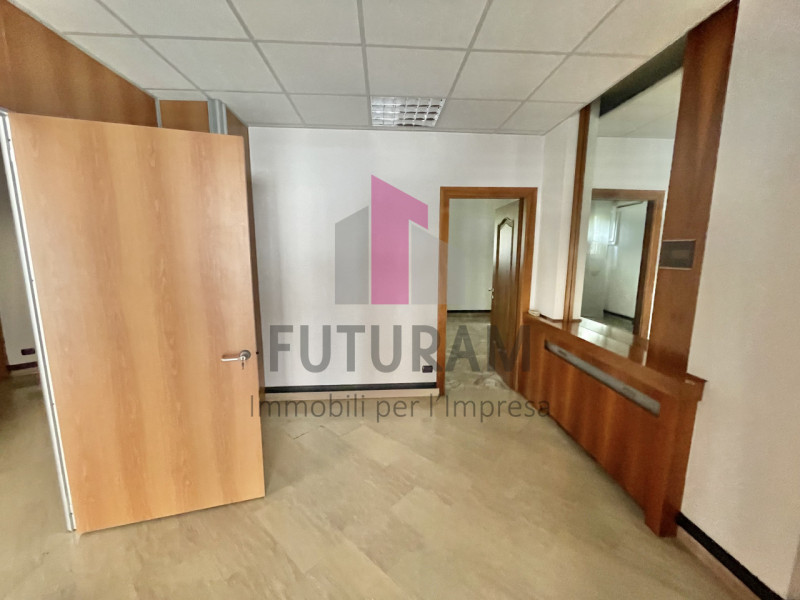 VICENZA - 40FIL - PER INFO 0444/310220

Proponiamo in vendita un ufficio spazioso di 90 mq al pia...