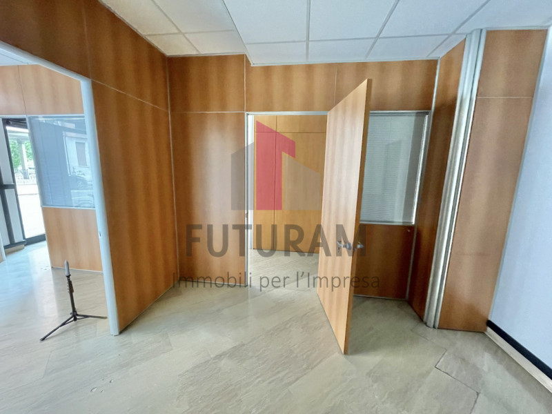 VICENZA - 40FIL - PER INFO 0444/310220

Proponiamo in vendita un ufficio spazioso di 90 mq al pia...