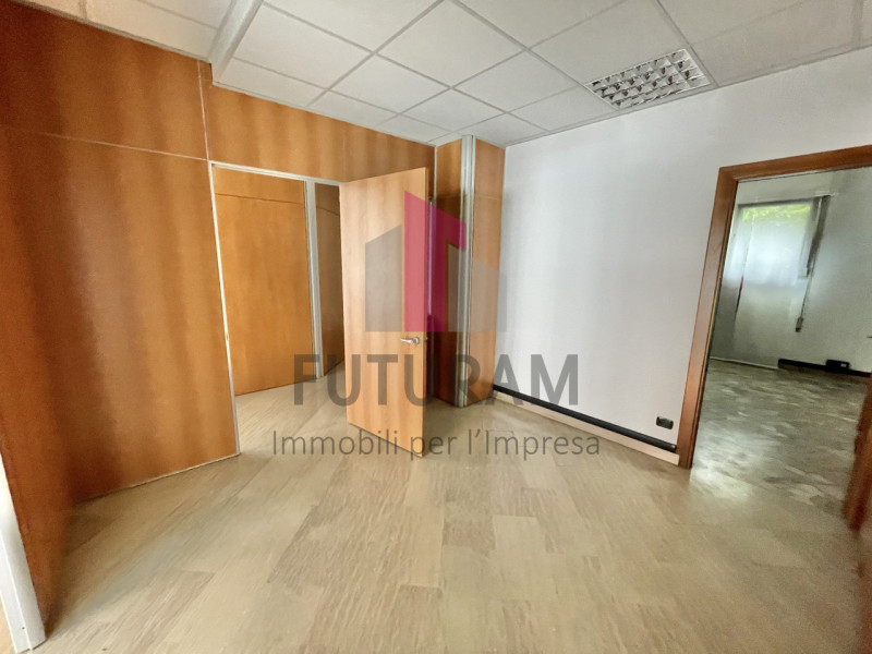 VICENZA - 40FIL - PER INFO 0444/310220

Proponiamo in vendita un ufficio spazioso di 90 mq al pia...