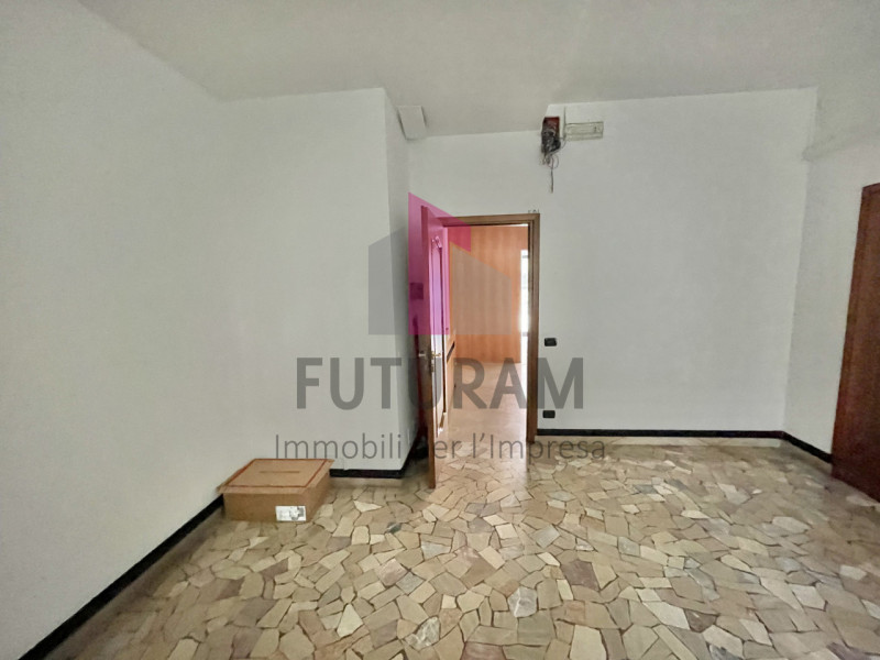 VICENZA - 40FIL - PER INFO 0444/310220

Proponiamo in vendita un ufficio spazioso di 90 mq al pia...