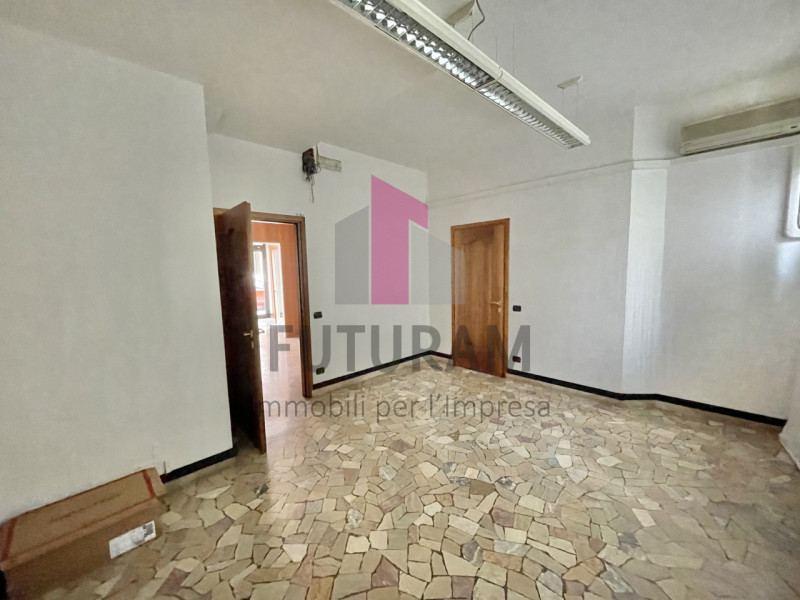 VICENZA - 40FIL - PER INFO 0444/310220

Proponiamo in vendita un ufficio spazioso di 90 mq al pia...