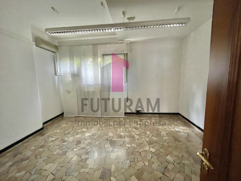 VICENZA - 40FIL - PER INFO 0444/310220

Proponiamo in vendita un ufficio spazioso di 90 mq al pia...