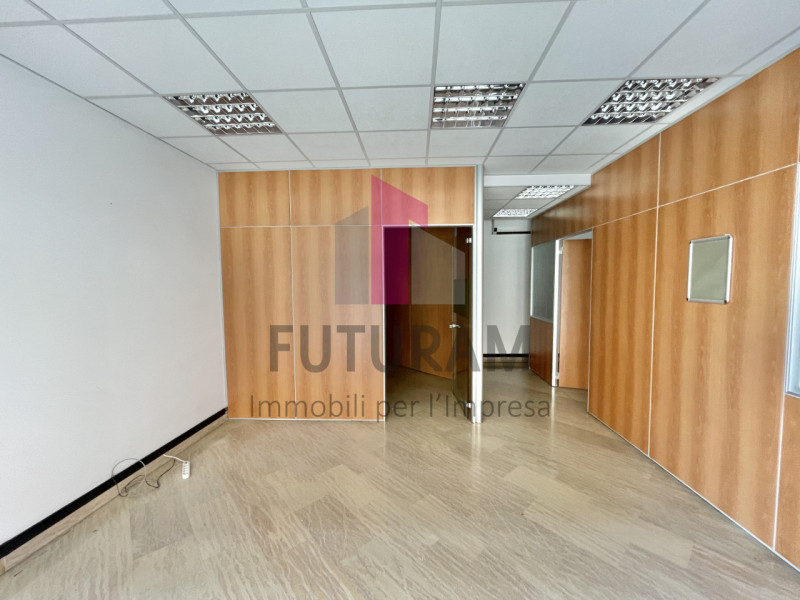 VICENZA - 40FIL - PER INFO 0444/310220

Proponiamo in vendita un ufficio spazioso di 90 mq al pia...