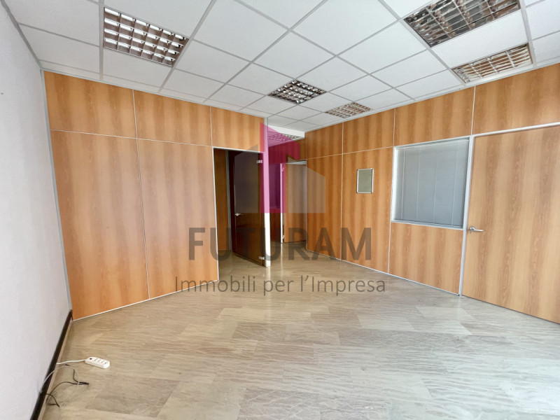 VICENZA - 40FIL - PER INFO 0444/310220

Proponiamo in vendita un ufficio spazioso di 90 mq al pia...