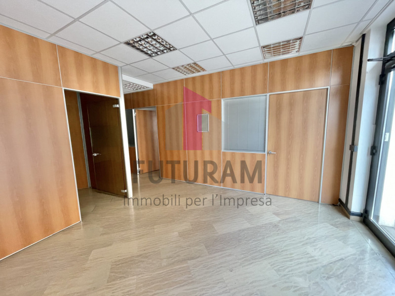 VICENZA - 40FIL - PER INFO 0444/310220

Proponiamo in vendita un ufficio spazioso di 90 mq al pia...