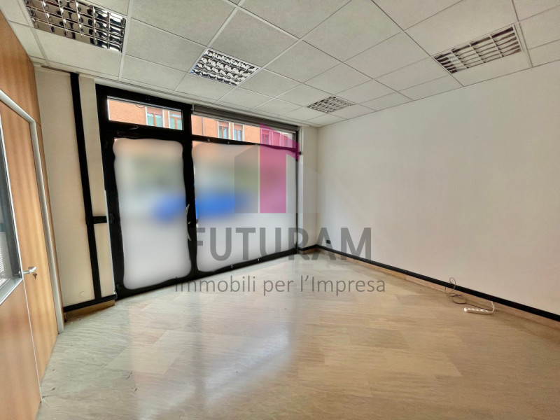 VICENZA - 40FIL - PER INFO 0444/310220

Proponiamo in vendita un ufficio spazioso di 90 mq al pia...