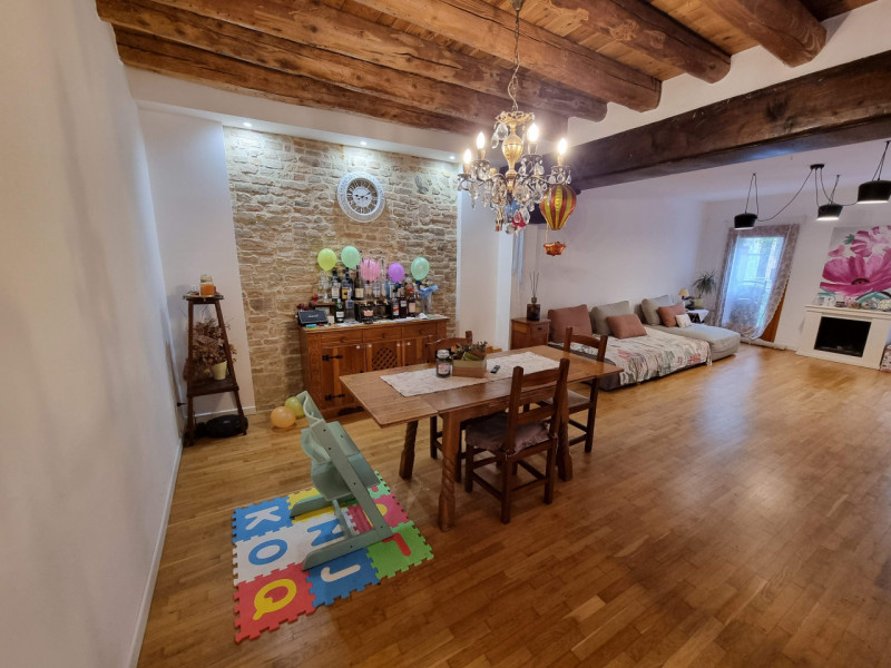 Padova, Via dei Savonarola, Centro Storico entro le mura. Proponiamo in Vendita interessante Appa...