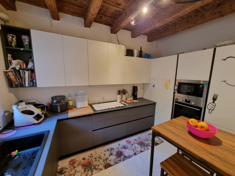 Padova, Via dei Savonarola, Centro Storico entro le mura. Proponiamo in Vendita interessante Appa...