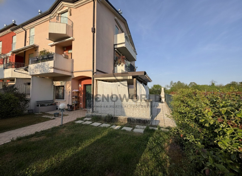 In zona Residenziale in prima periferia di  Dueville, proponiamo in vendita uno appartamento tril...