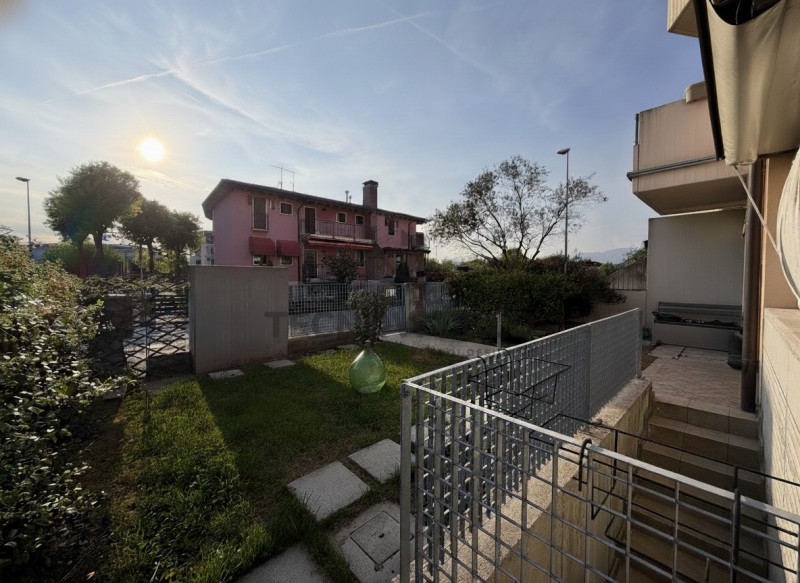 In zona Residenziale in prima periferia di  Dueville, proponiamo in vendita uno appartamento tril...