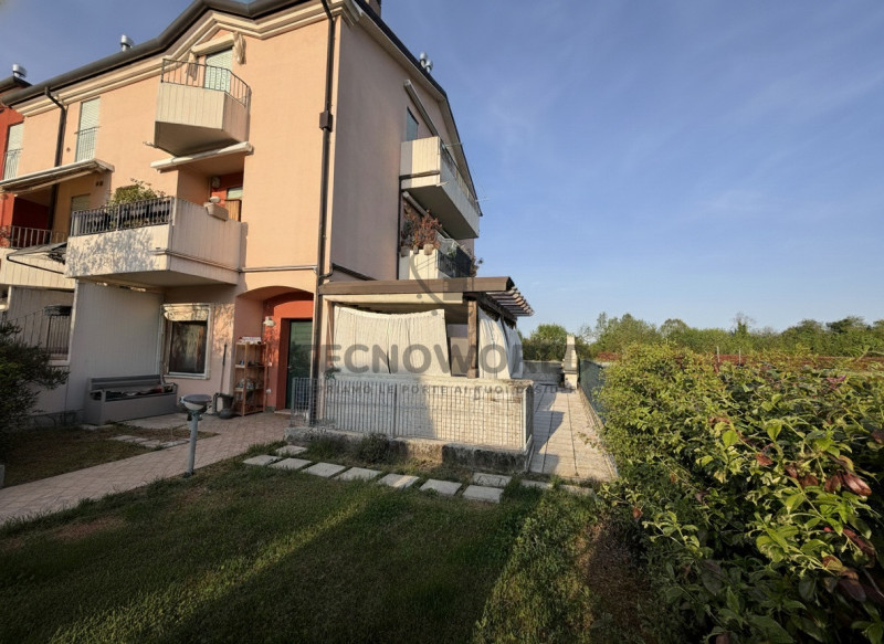 In zona Residenziale in prima periferia di  Dueville, proponiamo in vendita uno appartamento tril...