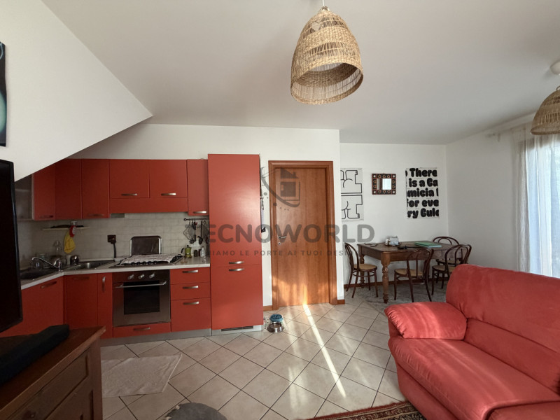 In zona Residenziale in prima periferia di  Dueville, proponiamo in vendita uno appartamento tril...