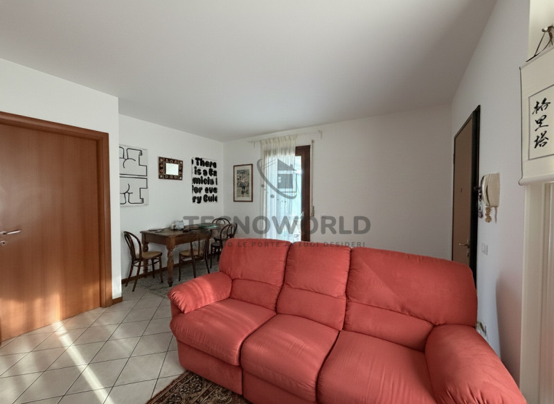 In zona Residenziale in prima periferia di  Dueville, proponiamo in vendita uno appartamento tril...