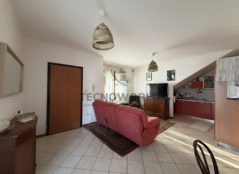 In zona Residenziale in prima periferia di  Dueville, proponiamo in vendita uno appartamento tril...