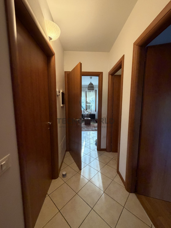 In zona Residenziale in prima periferia di  Dueville, proponiamo in vendita uno appartamento tril...
