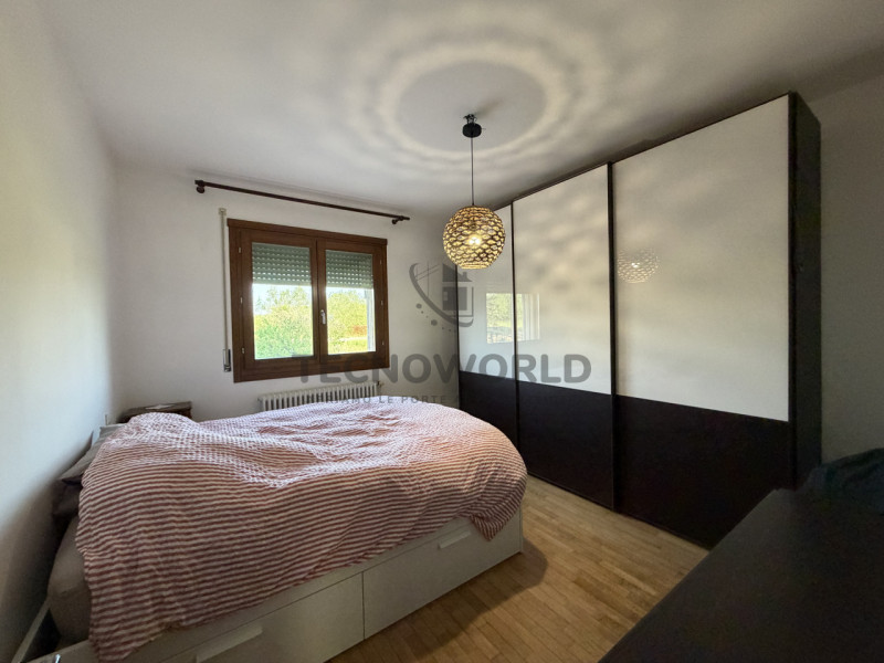 In zona Residenziale in prima periferia di  Dueville, proponiamo in vendita uno appartamento tril...