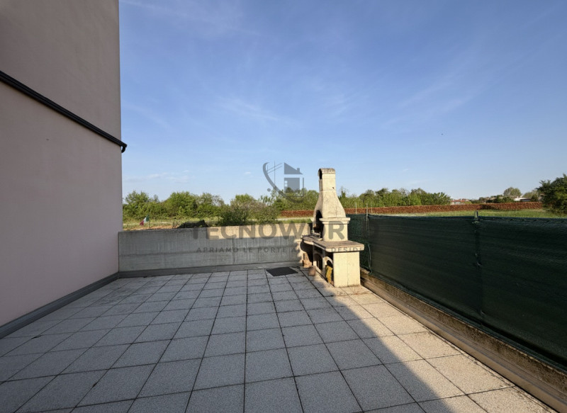 In zona Residenziale in prima periferia di  Dueville, proponiamo in vendita uno appartamento tril...