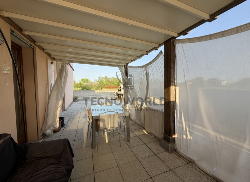 In zona Residenziale in prima periferia di  Dueville, proponiamo in vendita uno appartamento tril...