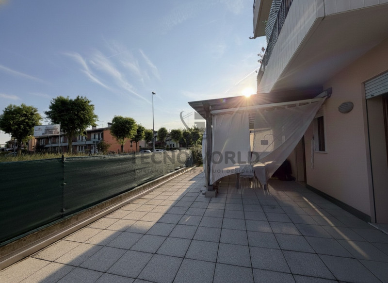 In zona Residenziale in prima periferia di  Dueville, proponiamo in vendita uno appartamento tril...