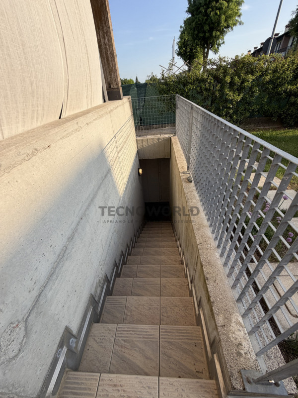 In zona Residenziale in prima periferia di  Dueville, proponiamo in vendita uno appartamento tril...