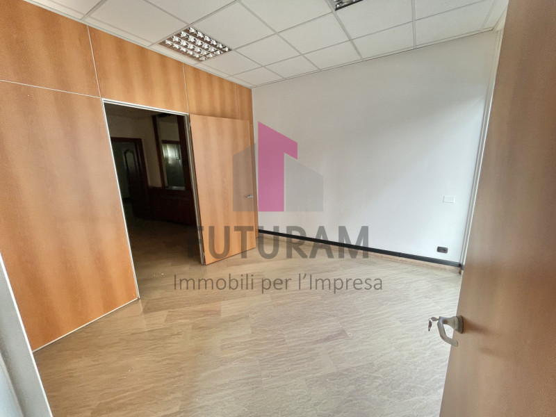 VICENZA - 41FIL - PER INFO 0444/310220

Proponiamo in affitto  un ufficio spazioso di 90 mq al pi...