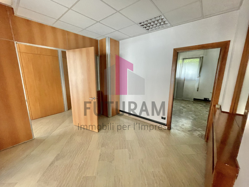 VICENZA - 41FIL - PER INFO 0444/310220

Proponiamo in affitto  un ufficio spazioso di 90 mq al pi...