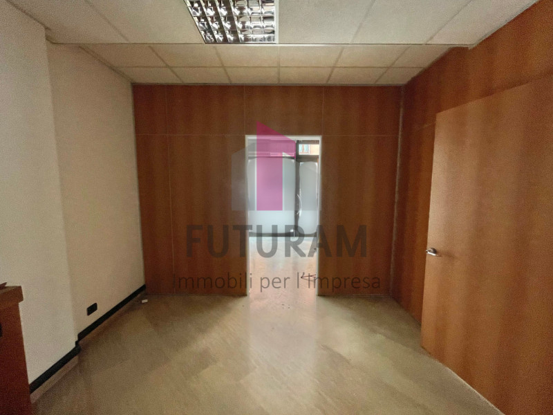 VICENZA - 41FIL - PER INFO 0444/310220

Proponiamo in affitto  un ufficio spazioso di 90 mq al pi...