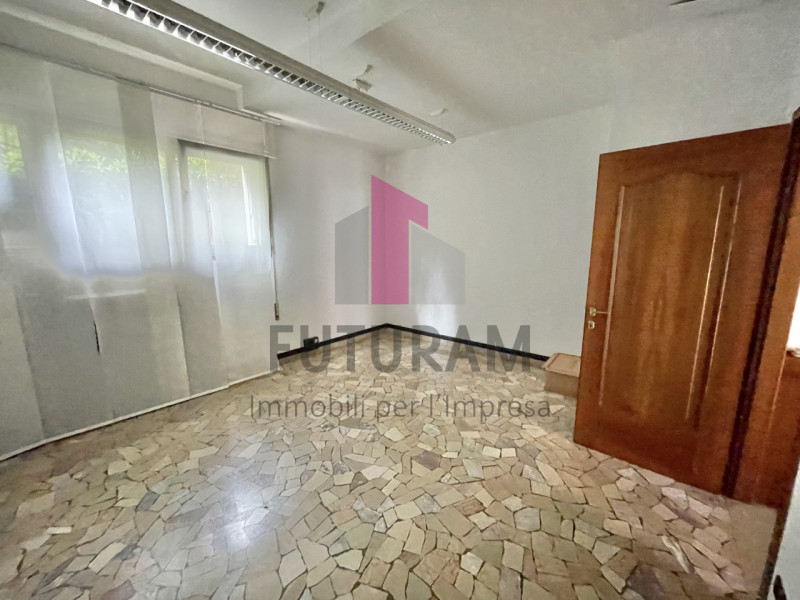 VICENZA - 41FIL - PER INFO 0444/310220

Proponiamo in affitto  un ufficio spazioso di 90 mq al pi...