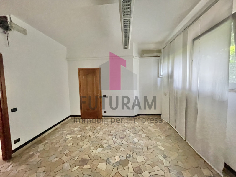 VICENZA - 41FIL - PER INFO 0444/310220

Proponiamo in affitto  un ufficio spazioso di 90 mq al pi...