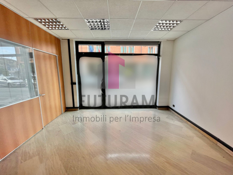 VICENZA - 41FIL - PER INFO 0444/310220

Proponiamo in affitto  un ufficio spazioso di 90 mq al pi...