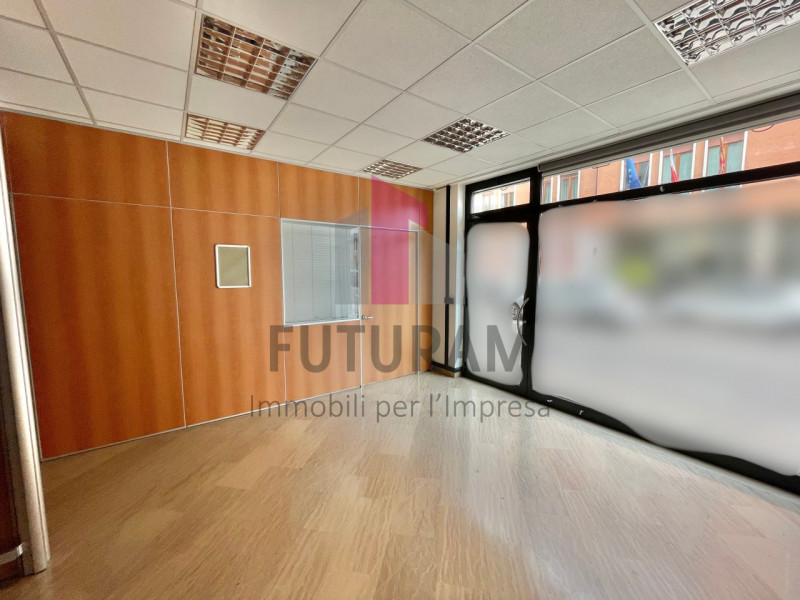 VICENZA - 41FIL - PER INFO 0444/310220

Proponiamo in affitto  un ufficio spazioso di 90 mq al pi...