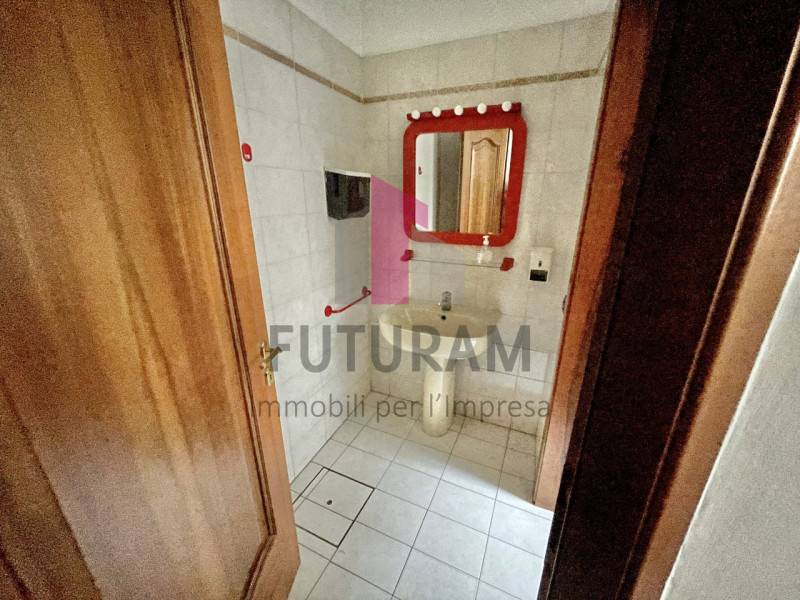 VICENZA - 41FIL - PER INFO 0444/310220

Proponiamo in affitto  un ufficio spazioso di 90 mq al pi...