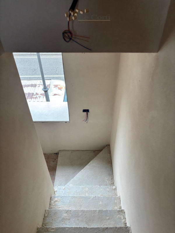 Posizionata comoda al centro di Lonigo, proponiamo graziosa casetta a schiera in ristrutturazione...