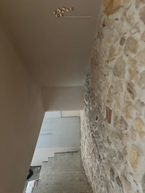 Posizionata comoda al centro di Lonigo, proponiamo graziosa casetta a schiera in ristrutturazione...